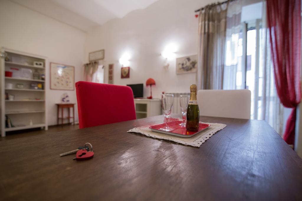 Very Close To S Peter Square, Few Minutes Walk To Metro A Appartement